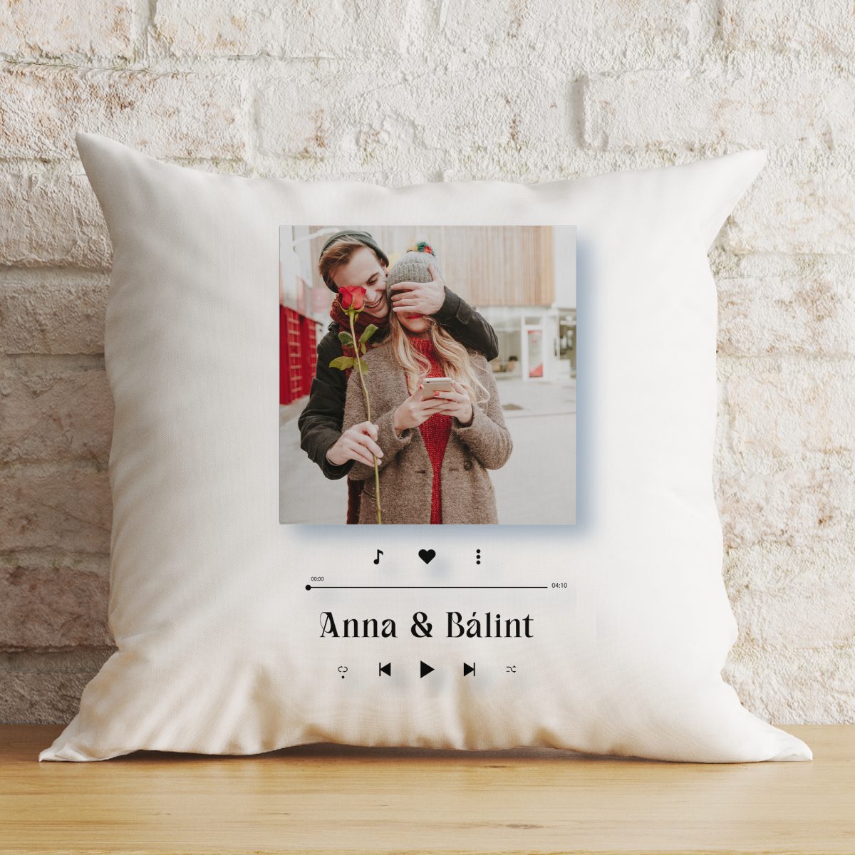 Album borító mintájú párna képpel, névvel