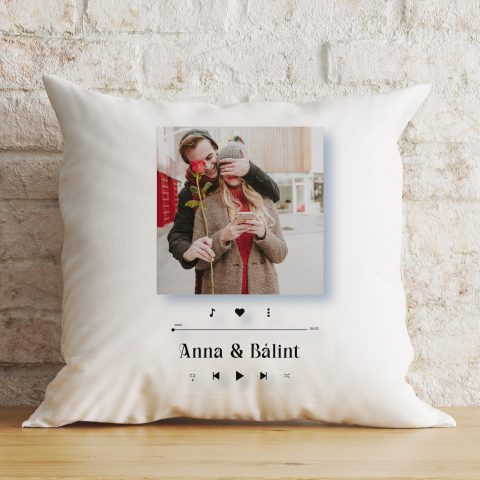 Album borító mintájú párna képpel, névvel